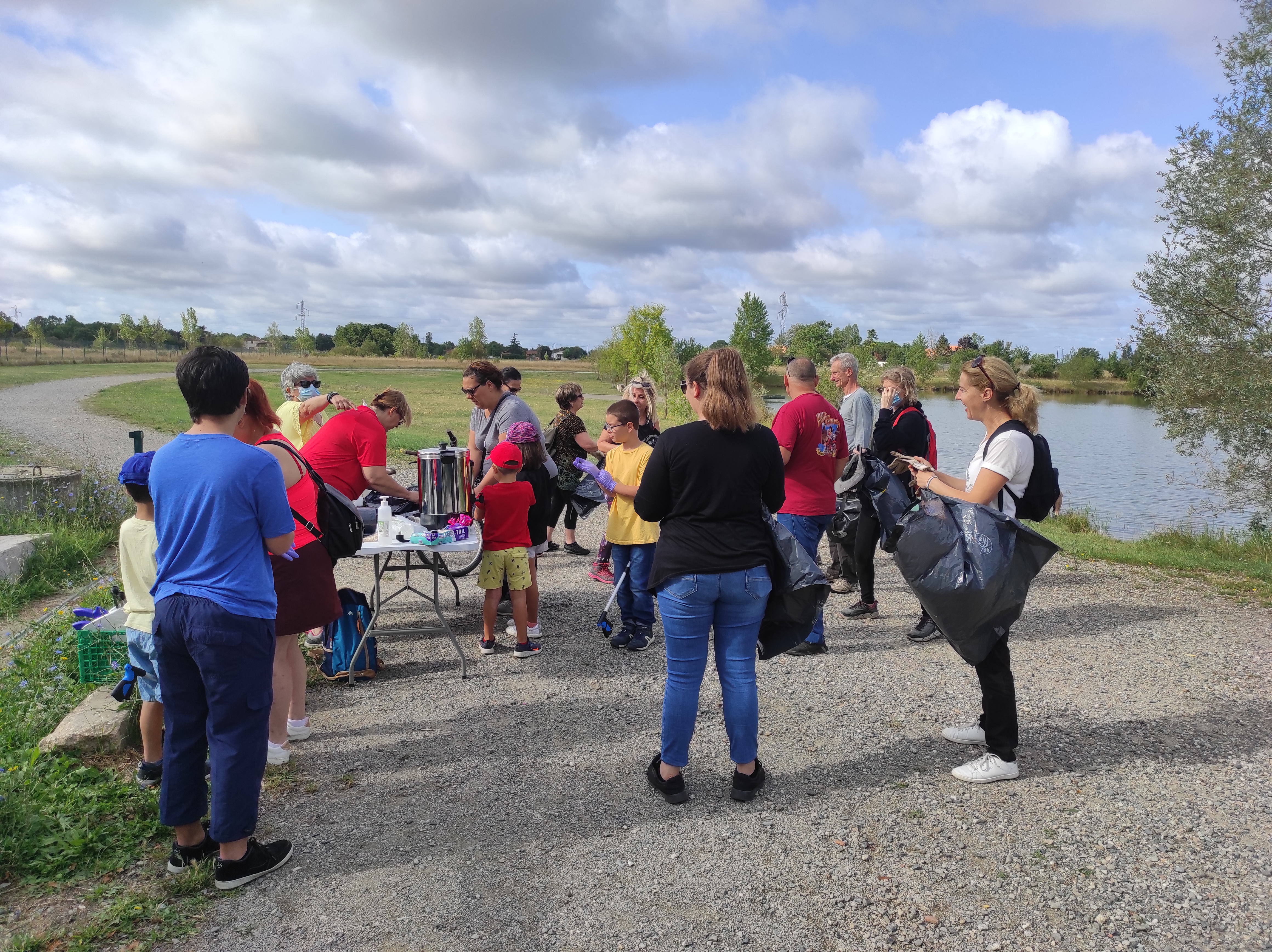 Les personnes ayant participé au premier ramassage se regroupent autour d'un stand d'accueil convivial